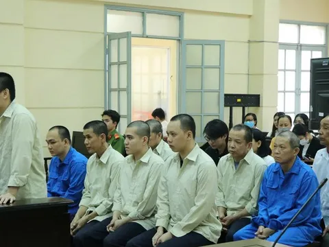 Nhóm người mang quan tài diễu phố trước chợ Bến Thành lãnh án