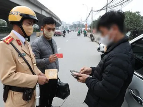 CSGT Hà Nội hóa trang xử lý xe ghép, ô tô chở quá người