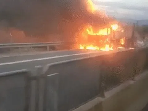 Xe tải bốc cháy dữ dội trên cao tốc, tài xế kịp dừng vào làn khẩn cấp thoát thân