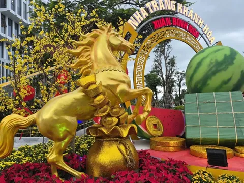 Lộ diện đàn linh vật ngựa vàng, ngựa bạc của Nha Trang - Khánh Hòa