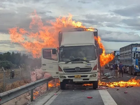 Xe tải bốc cháy dữ dội trên tuyến cao tốc Vĩnh Hảo – Phan Thiết