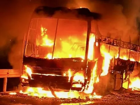 Xe khách qua Đắk Lắk cháy trơ khung, hành khách kịp tháo chạy