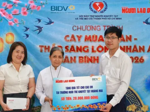 Báo Người Lao Động trao quà Tết đến Trường nuôi trẻ khuyết tật Hoàng Mai