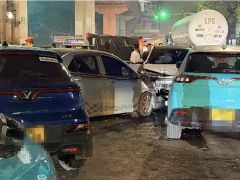 Nữ tài xế điều khiển xế hộp chạy ngược chiều, tông hàng loạt xe ô tô khác