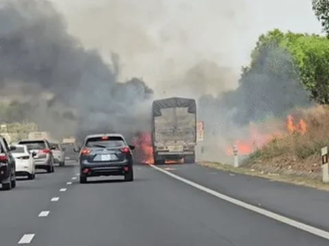 Cháy xe tải trên cao tốc Phan Thiết – Dầu Giây, giao thông ùn ứ