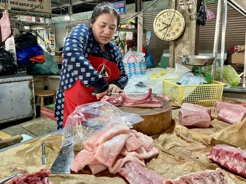 Sức mua tăng, tiểu thương Cần Thơ bổ sung thịt, trái cây, khô đầy ắp tại các chợ