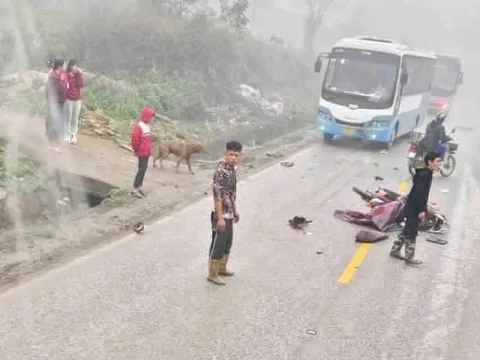 Mẹ địu con đi xe máy va chạm với xe khách, con 2 tuổi tử vong, mẹ bị thương