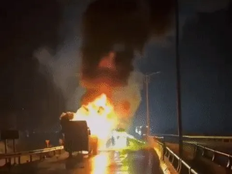 Xe khách chở 34 người cháy ngùn ngụt trên quốc lộ, kèm nhiều tiếng nổ lớn