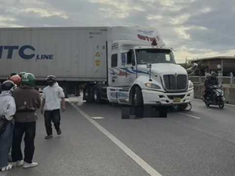 Xe máy bị ô tô đầu kéo cuốn vào gầm, 1 người tử vong tại chỗ