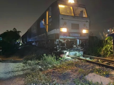 Băng qua đường sắt trong đêm, người điều khiển xe máy bị tàu hàng tông tử vong