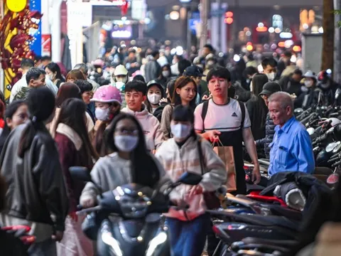 'Biển người' sắm Tết tới tận nửa đêm trên các con đường thời trang Hà Nội