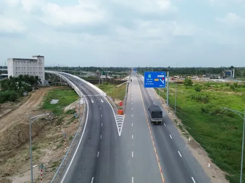 Lên phương án xử lý tình huống kẹt xe trên cao tốc Cần Thơ - Cà Mau