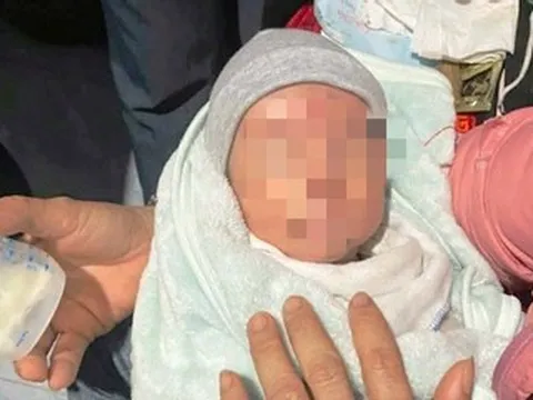 Bé trai bị bỏ rơi trước nhà dân Ninh Bình kèm lá thư viết vội