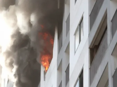 Cháy lớn tại căn hộ chung cư ở Nha Trang, hàng trăm dân cư phải di chuyển xuống đất