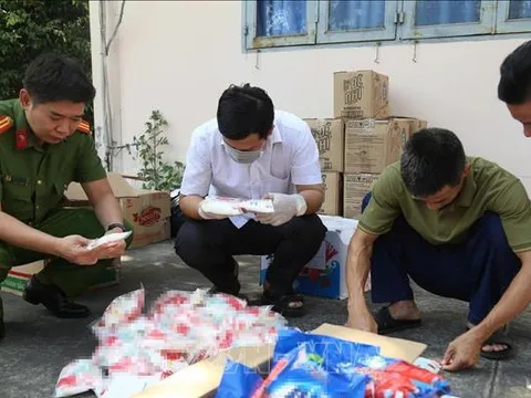 Phá đường dây sản xuất bột ngọt, nước mắm, bột giặt giả ở TP.HCM