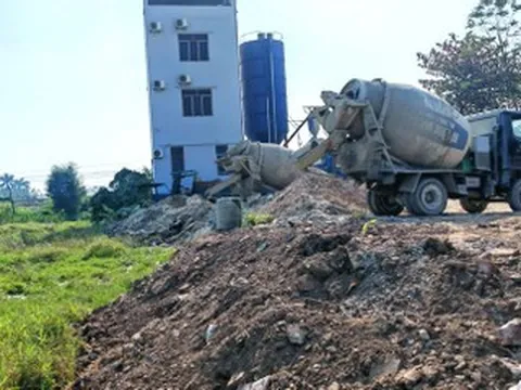 Khởi tố chủ trạm trộn bê tông đổ trái phép 150 tấn chất thải ở Ninh Bình