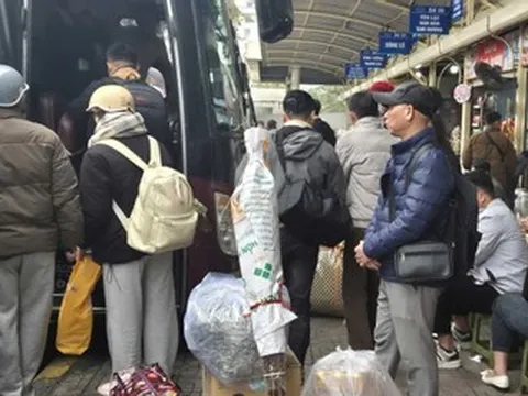 Người dân về quê đón Tết sớm, bến xe Hà Nội tăng nhiệt