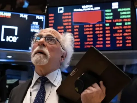 Đọc nhanh 13-2: Vàng bạc cùng chứng khoán Mỹ lao dốc, thanh khoản VN-Index suy yếu