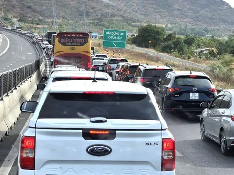 Cao tốc Vĩnh Hảo - Phan Thiết: xe cộ nối đuôi nhau, quốc lộ 1 qua Khánh Hòa đã thông thoáng
