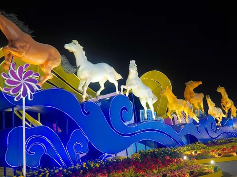 Người dân chen chân xem "đàn ngựa phi nước đại" tại đường hoa tỉnh Đồng Tháp