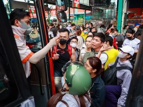 Hàng nghìn người chen kín Bến xe Miền Tây trong ngày 26 tháng Chạp