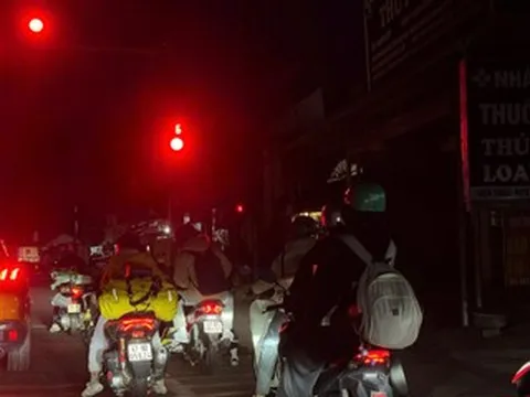 Mờ sáng, dòng người nối đuôi nhau đi xe máy từ TPHCM về Đắk Lắk, Gia Lai ăn Tết