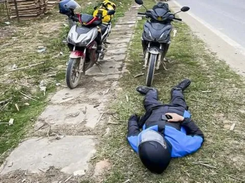 Vợ chồng vượt 600km bằng xe máy về quê ăn Tết và món quà xúc động sau lưng