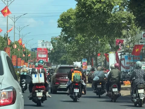 Từng đoàn người cưỡi xe máy về quê đón Tết trên Quốc lộ 14