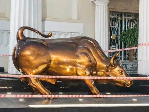 'Bò tấn công' xuất hiện trước HoSE: Biểu tượng mới cho kỳ vọng chứng khoán Việt