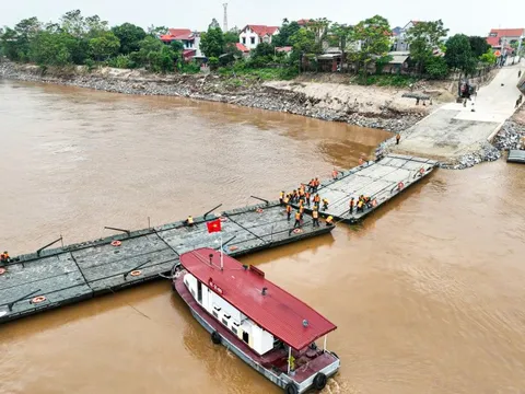 Vụ trụ cầu sông Lô trơ lõi thép: Quân đội lắp cầu phao qua sông Lô