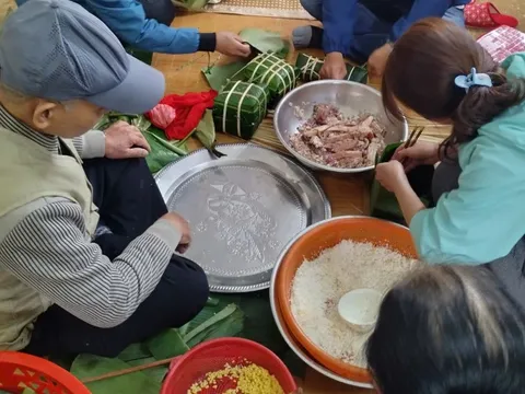 Bên nào cũng có cha mẹ mong ngóng, Tết về nhà ai hay ai về nhà nấy?