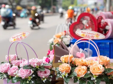Valentine sát Tết, khách về quê đã nhiều, lại còn lo sắm Tết