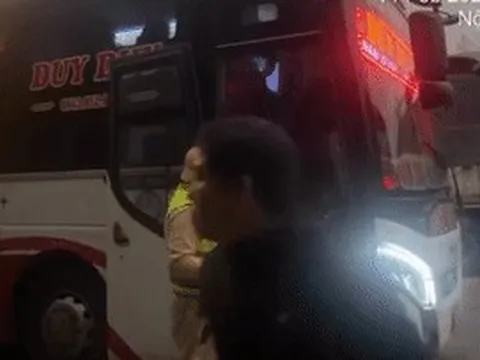 Clip cảnh sát đếm hành khách trên ô tô 23 chỗ chở 48 người, phạt hơn 187 triệu đồng