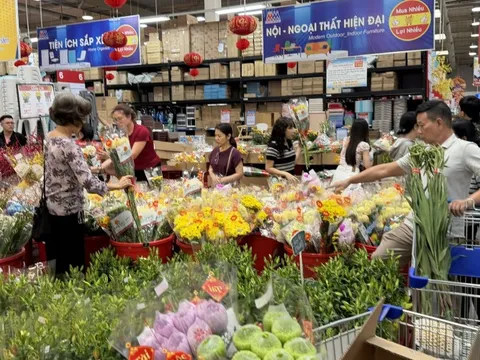 Nhu cầu sắm Tết 'giờ chót' tăng mạnh: siêu thị TP.HCM đón lượng khách lớn