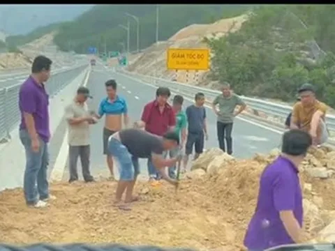 Tài xế xe khách 'xé rào', xúc đất để vượt qua cao tốc chưa khai thác