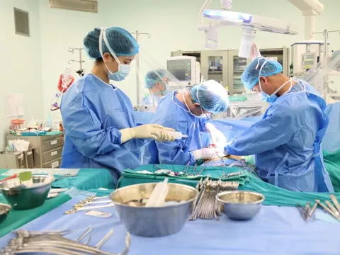 Đang về quê đón Tết, các bác sĩ quay lại bệnh viện để ghép gan cứu người