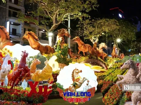 Linh vật ngựa rực rỡ khắp miền Tây chào Xuân Bính Ngọ