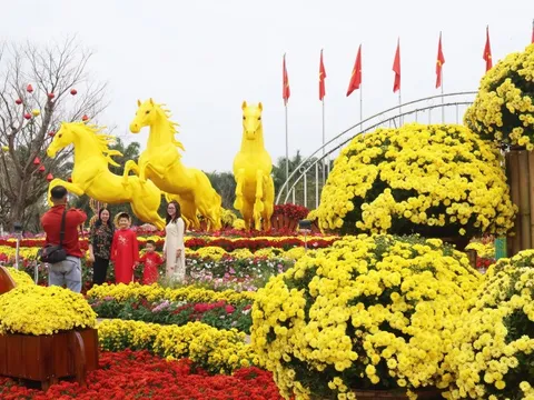 Bộ ba ngựa vàng 'Tam mã phi thiên' ở Đà Nẵng hút khách chiêm ngưỡng, chụp ảnh