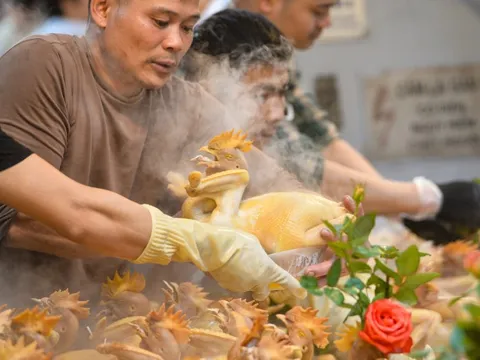 Gà lễ ngậm hoa hồng chạm mốc 1 triệu đồng/con, chợ Hà Nội 'nóng' ngày 29 Tết