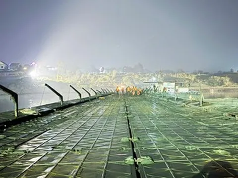 Hình ảnh mới nhất về cầu phao bắc qua sông Lô