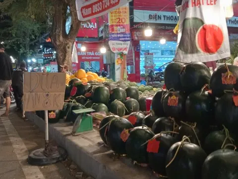 Tối 28 Tết, dưa hấu ở Cần Thơ “xả hàng” còn 8.000 đồng/kg