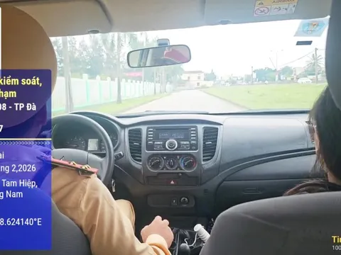 Thiếu nữ bị co giật bên đường, cảnh sát giao thông lái xe chuyên dụng đưa đi cấp cứu