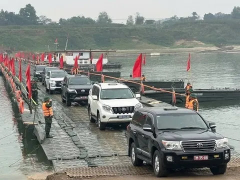 Thông xe cầu phao Đoan Hùng qua sông Lô