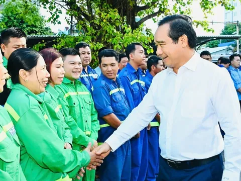 Chủ tịch UBND TP.HCM thăm công nhân môi trường, chúc Tết Becamex