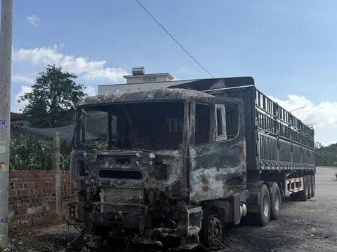 Xe đầu kéo bất ngờ cháy rụi sáng mùng 1 Tết, thiệt hại khoảng 500 triệu đồng