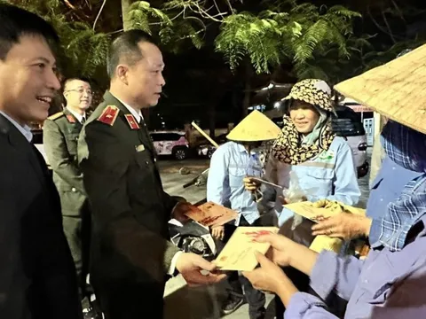 Giám đốc Công an Thanh Hóa kiểm tra trực Tết, lì xì công nhân môi trường làm nhiệm vụ
