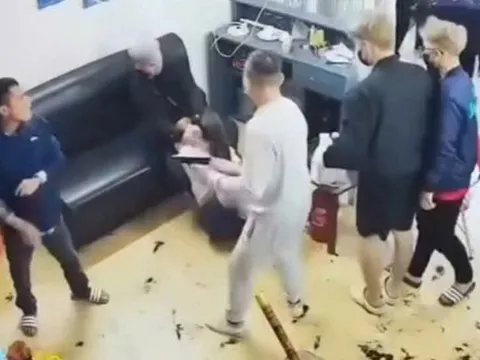 Khởi tố nhóm đối tượng dùng súng đe dọa rồi đánh con nợ