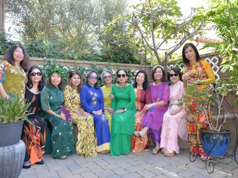 Đón Tết xa quê ở đất Mỹ, nhớ hội chợ xuân có lô tô náo nhiệt, nhớ chậu kiểng bày bán trên đường