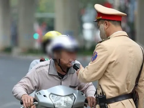 CSGT kiểm tra nồng độ cồn Mùng 1 Tết, nhiều tài xế bị xử phạt vì rượu bia đầu Xuân