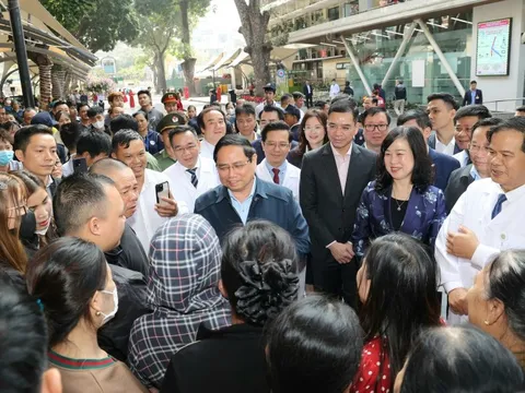Thủ tướng Phạm Minh Chính thăm, chúc Tết, động viên y bác sĩ và người bệnh
